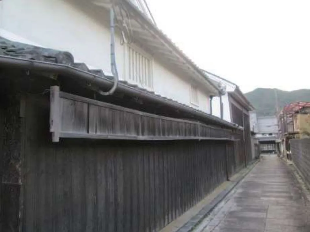 町家の側面に設置される例（1）