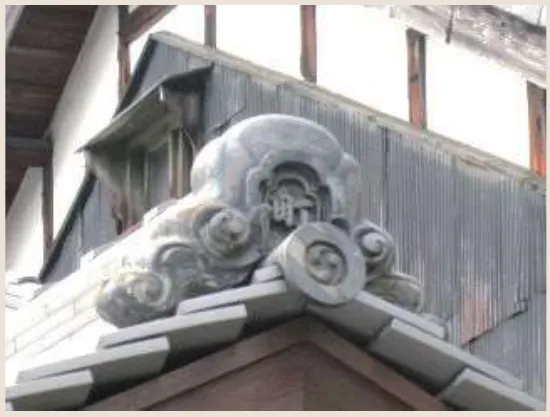 M「町」の文字が入った瓦（福祉会館、旧町役場）