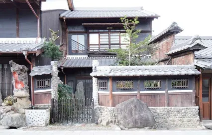 屋根が特徴的な住宅 (43)