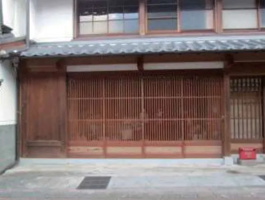 格子をスライドさせる町家 L