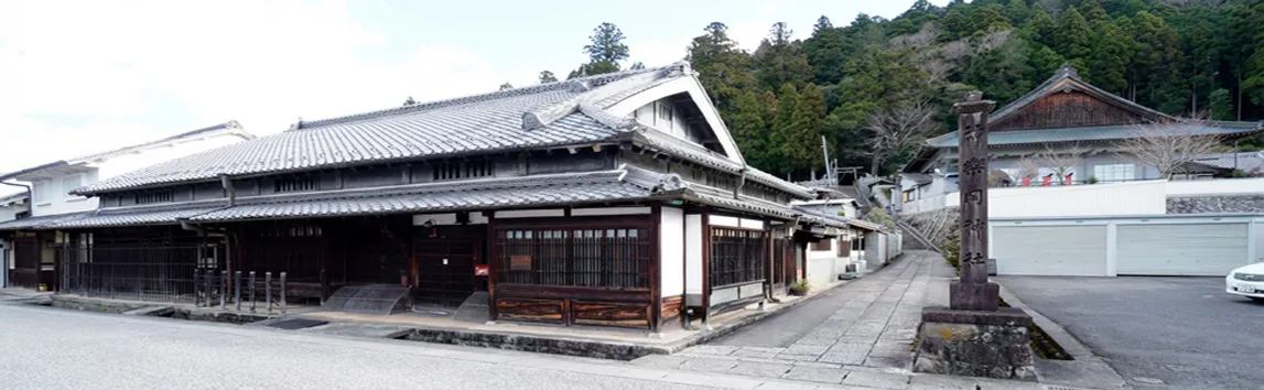 片入母屋の町家と神社の参道
