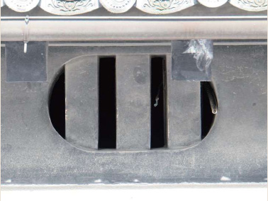 楕円形の虫籠窓