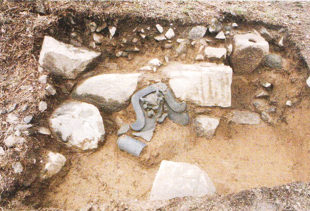 発掘調査で見つかった崩落石垣